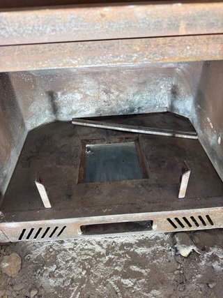 Chimenea metálica con puerta de cristal