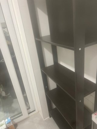 Estantería de madera nogal