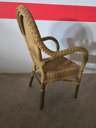 Sillas de aluminio y mimbre.