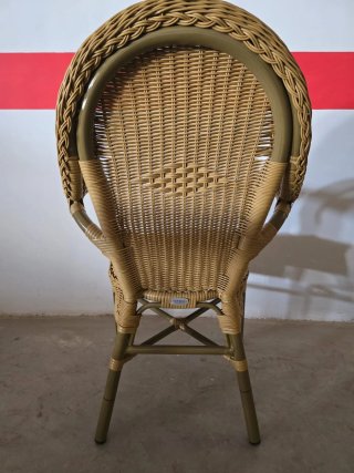 Sillas de aluminio y mimbre.
