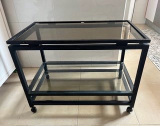 Mesa auxiliar metal y cristal negra con ruedas