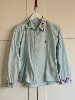 Camisa detalles bordados. Talla M
