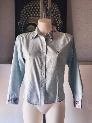 Camisa detalles bordados. Talla M