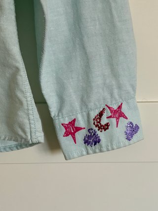 Camisa detalles bordados. Talla M