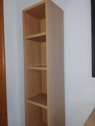 Estantería de madera estrecha