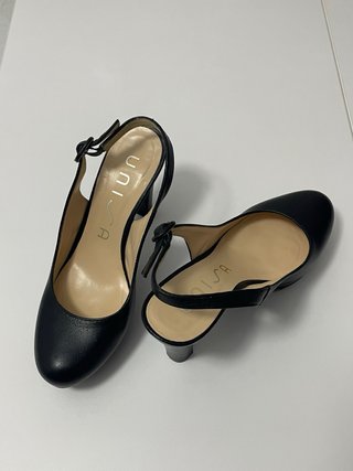 Zapatos negros de piel de tacón Unisa