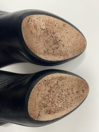 Zapatos negros de piel de tacón Unisa