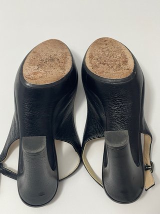 Zapatos negros de piel de tacón Unisa