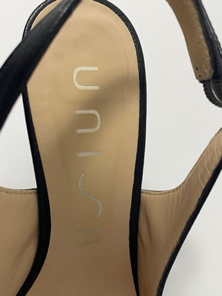 Zapatos negros de piel de tacón Unisa