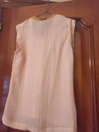 Camisa rosa con cadenas doradas