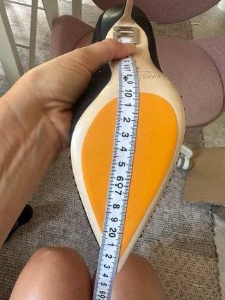 Zapatos de tacón Jimmy Choo negros con pedrería.