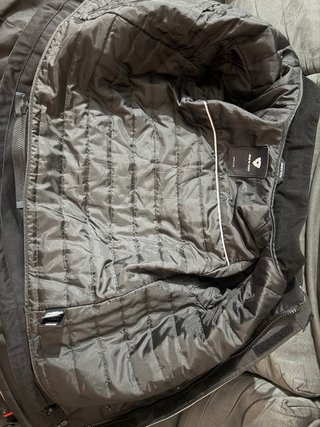 Chaqueta de moto negra y gris de la marca REVIT