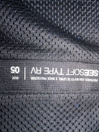 Chaqueta de moto negra y gris de la marca REVIT