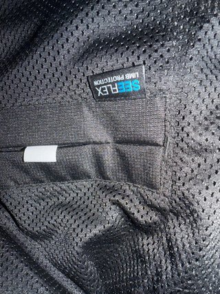 Chaqueta de moto negra y gris de la marca REVIT