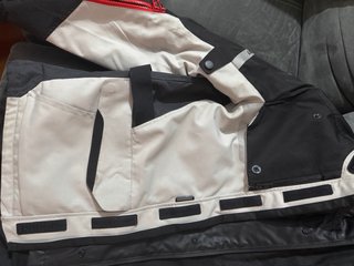 Chaqueta de moto negra y gris de la marca REVIT
