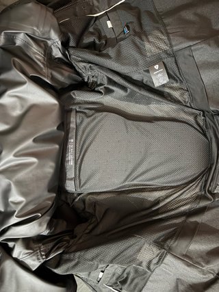 Chaqueta de moto negra y gris de la marca REVIT