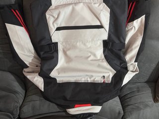 Chaqueta de moto negra y gris de la marca REVIT