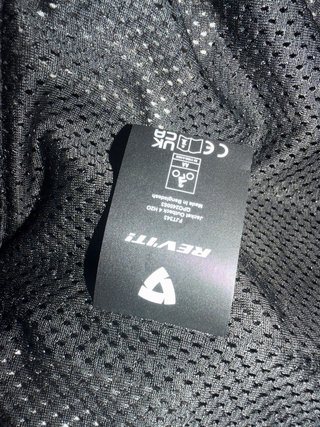 Chaqueta de moto negra y gris de la marca REVIT