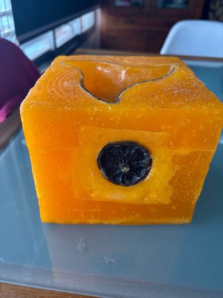 Vela naranja con rodaja de cítrico