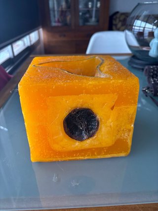 Vela naranja con rodaja de cítrico