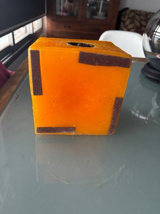 Vela naranja con rodaja de cítrico