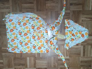 Bikini con pareo estampado naranja y blanco