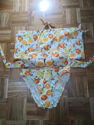 Bikini con pareo estampado naranja y blanco