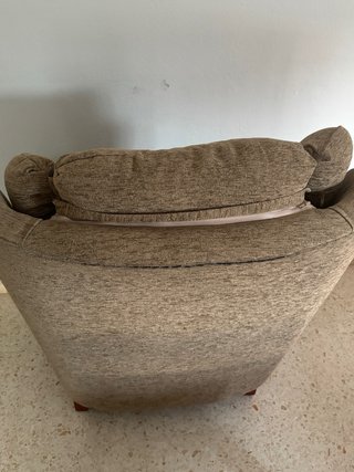 Sillón de tela beige y marrón