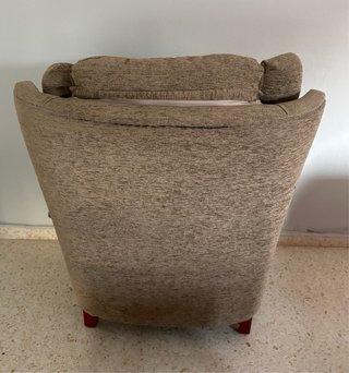Sillón de tela beige y marrón