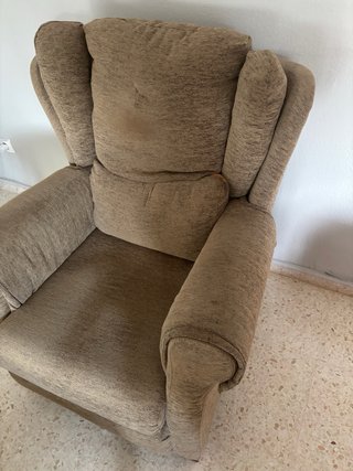 Sillón de tela beige y marrón