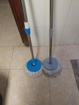 Cubo para fregar con pedal y 2 palos más 2 recambi