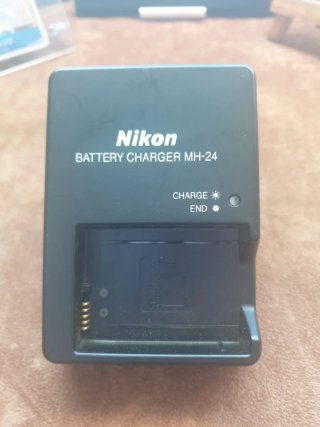 Nikon: Cargador MH-24, Parasol, Tapa trasera F