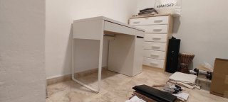 Escritorio blanco Ikea con cajón y hueco