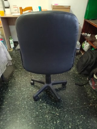 Silla de oficina negra en perfecto estado