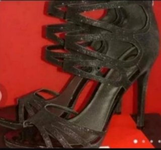 Sandalias Guess Negras y Doradas