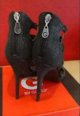 Sandalias Guess Negras y Doradas