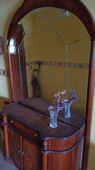 Mueble de entrada de madera y cristal