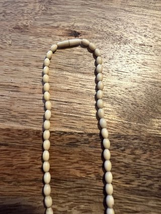 Collar antiguo de material noble