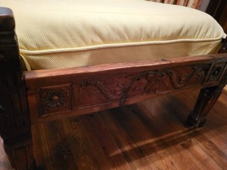 Cama de madera tallada a mano