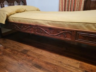 Cama de madera tallada a mano