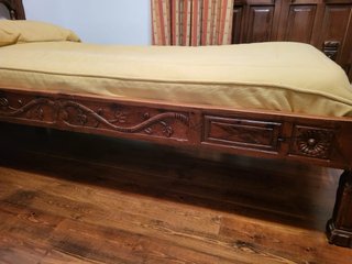 Cama de madera tallada a mano