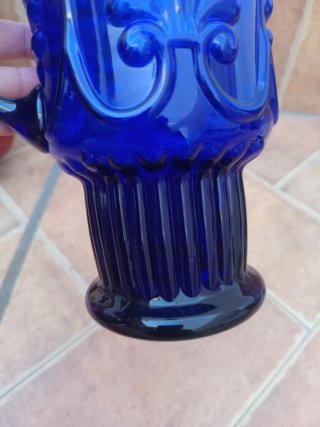 Jarra y Copa Jarrón de cristal azul decorada