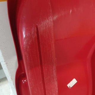 Trineo de nieve rojo con cuerda