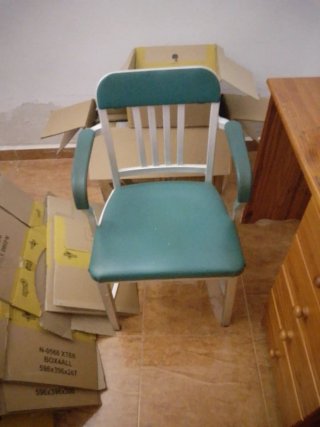 Silla de estudio verde y plateada