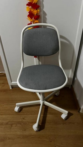 Silla de escritorio gris y blanca
