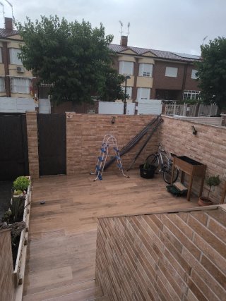 Escalera de piscina metálica y plástica