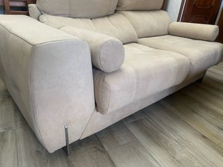 Sofá beige y negro en buen estado
