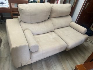 Sofá beige y negro en buen estado