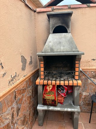 Barbacoa de piedra y metal