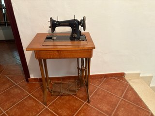 Máquina de coser antigua de madera y metal